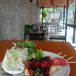 จ๋า ลูกชิ้นปิ้ง น้ำจิ้มพริกเผ็ด หลัง ธนาคาร ไทยพาณิชย์ เพชรเกษม 116