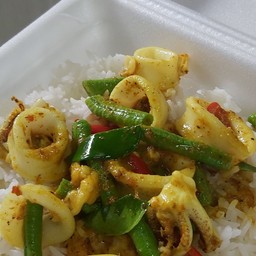 ข้าวพริกแกงใต้ปลาหมึก
