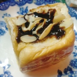 ปังปิ้งไส้ทะลักอัลมอนด์ช็อกโกแลต