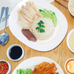 ยศศรีข้าวมันไก่ เจ้าเก่า ขายมานานกว่า 40 ปี