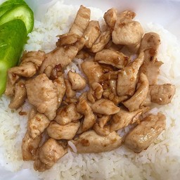 ไก่กระเทียมราดข้าว (แบบแห้ง)