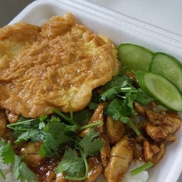 ข้าวไก่กระเทียมไข่เจียว