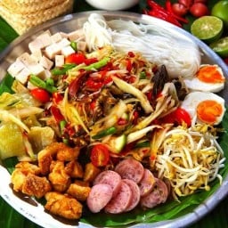 ตำเป็นถาด ถ.สนามบินเก่า