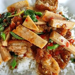 กระเพาหมูยอหมูกรอบราดข้าว