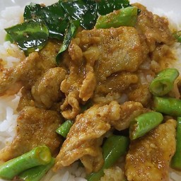 ข้าวพริกแกงใต้หมูชิ้น