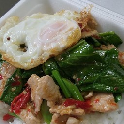 ข้าวคะน้าหมูชิ้นไข่ดาว