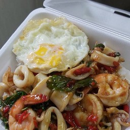 ข้าวกะเพราหมึกกุ้งไข่ดาว