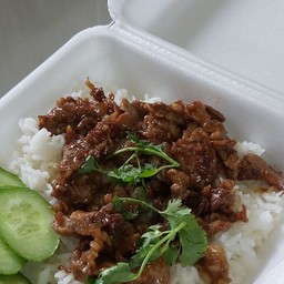 ข้าวเนื้อกระเทียม