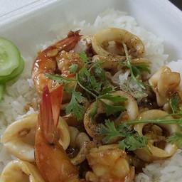 ข้าวกุ้งหมึกกระเทียม