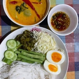 ขนมจีนแกงเขียวหวานเนื้อน้องลิลลี่