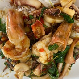 กระเพราทะเลราดข้าว