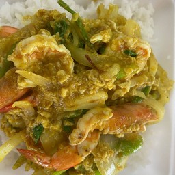 ผัดผงกระหรี่กุ้งราดข้าว