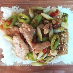 ผัดกระวานพริกสด