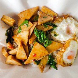 กะเพราถาดหมูยอ (แถมไข่ดาว 2 ฟอง)