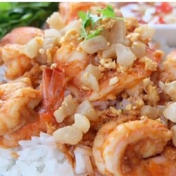 ข้าวราดกุ้งทอดกระเทียม