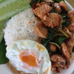กะเพราไก่ไข่ดาวราดข้าว