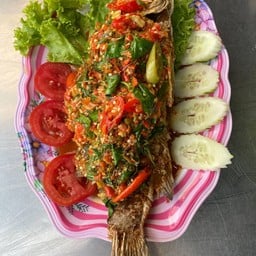 ปลากระพงทอดราดพริก
