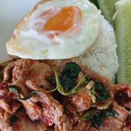 กะเพราหมูชิ้นไข่ดาวราดข้าว