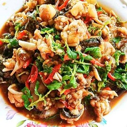 ผัดกะเพรากบสด