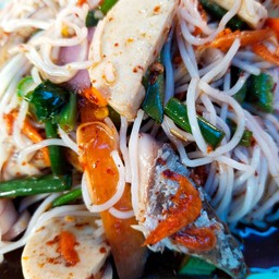 ยำขนมจีนปลาทูไก่ยอ