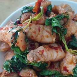 กะเพราหมูสามชั้นเป็นกับข้าว