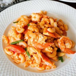 มักกะโรนีผัดซอสมะเขือเทศกุ้ง