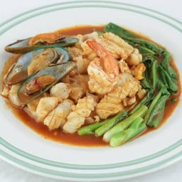 ก๋วยเตี๋ยวผัดไข่พริกเผาทะเลยอดผัก.