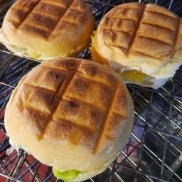 น้องขนมปังปิ้งเตาถ่านเนยถังทอง