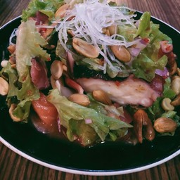 ปลาดิบรวมยำไทยใส่ผักสลัด