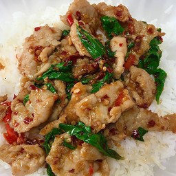 ผัดกระเพราหมูชิ้นราดข้าว