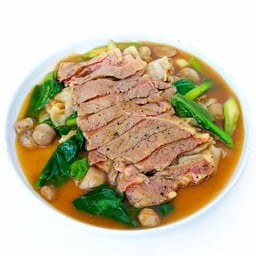 เส้นใหญ่ราดหน้าเนื้อย่าง