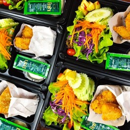 สลัดปลาทอด