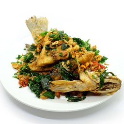 ปลากระพงทอดสมุนไพร