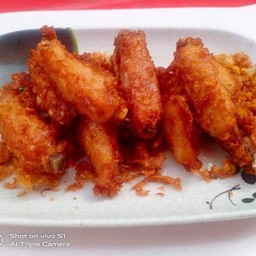 ปีกไก่กลางทอดกระเทียมพริกไทย