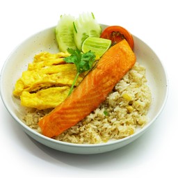 ข้าวผัดกระเทียม+ปลาแซลมอน