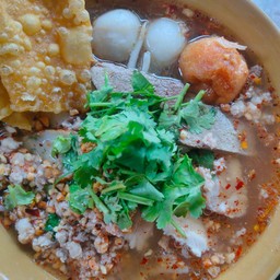 ก๋วยเตี๋ยวใต้สะพานลอย