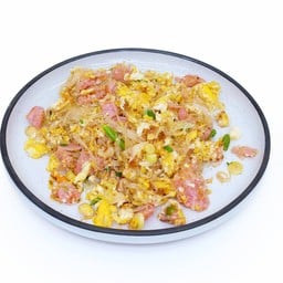 ผัดแหนมใส่วุ้นเส้นและเบคอน