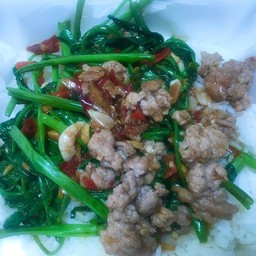 ผัดผักบุ้งหมูสับราดข้าว