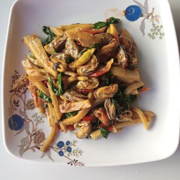 หอยแมลงภู่ผัดใส่ใบโหระพา(กับข้าว)