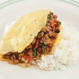 ข้าวกะเพราออมเล็ต.