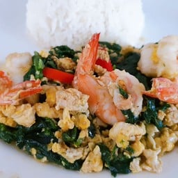 ข้าวราด ผักโขมผัดไข่ใส่กุ้งสด