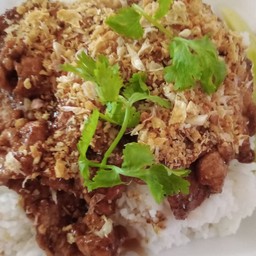 เนื้อสัตว์ผัดกระเทียมราดข้าว