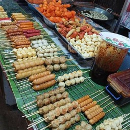 ลูกชิ้นปิ้งทอด ตลาดทุ่งยั้ง (หน้าตลาด)