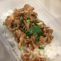 ข้าวไก่ทอดกระเทียมพริกไทย