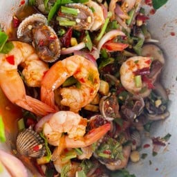 พล่าหอยแครงกุ้งสุก