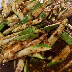 ยำมะม่วงใส่ข้าวคั่ว