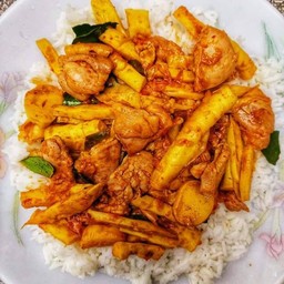 ผัดพริกแกงไก่ใส่หน่อไม้ราดข้าว