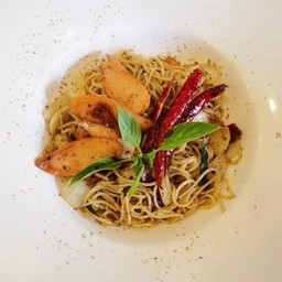 สปาเก็ตตี้เบค่อนไส้กรอกพริกแห้ง