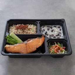 VIP ชุดข้าวผัดคีนัว-แซลมอนทอดซอสน้ำปลา + สาคูถั่วดำมะพร้าวอ่อน