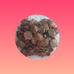 ข้าวราดกะเพราลูกชิ้นเนื้ออร่อย